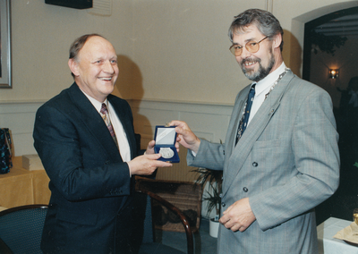 243002 P.W. Snoeren ontvangt de gemeentelijke erepenning in zilver van Loco- burgemeester Jan van Beerendonk, 09/96/1998