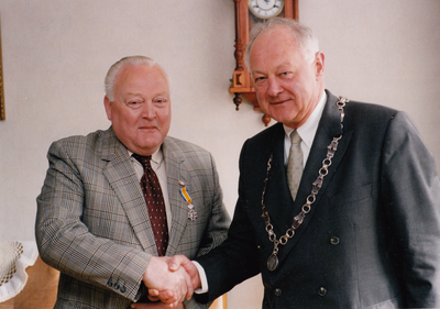 243012 De heer Jo Verheggen ontvangt een Koninklijke onderscheiding uit handen van Burgemeester P. Mangelmans, 29/04/2001
