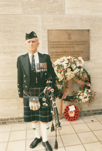 243052 Schotse oud strijder bij deherinnigings-plaquette na de kranslegging, 19/09/1989