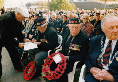 243055 Schotse oud strijders bij de kranslegging bij het Schots Monument, 24/10/1994