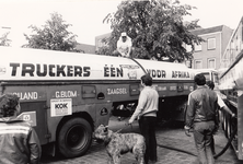 243067 Diesel voor het konvooi vrachtwagens van het voedseltransport naar Afrika, 08/1985