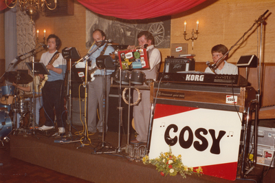 243069 Huisorkest van de gemeente Best Cosy band, 03-06-1983