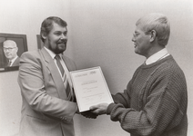 243073 De heer Jan van Beerendonk ontvangt een oorkonde van het Handmelkersgilde uit handen van Jos van Doren , 1984