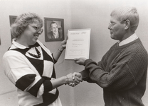 243074 Mevrouw Greetje Schaar - Brugman ontvangt een oorkonde van het Handmelkersgilde uit handen van Jos van Doren , 1984