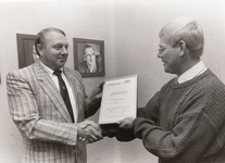 243076 De heer Jan van Gerven ontvangt een oorkonde van het Handmelkersgilde uit handen van Jos van Doren , 1984