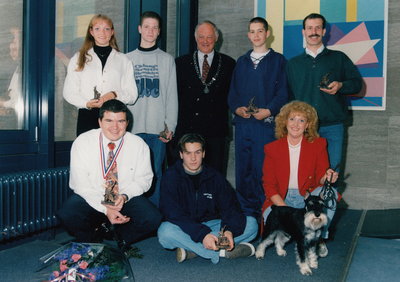 243080 Burgemeester P. Mangelmans samen met sportlieden uit Best die de Dorpsomroeper hebben ontvangen , 05/03/1997