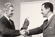 243097 Burgemeester J. de Leeuw reikt de gemeentelijke wisseltrofee uit aan de heerE. Hendriks voorzitter Ponyclub De ...