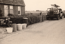 243149 De Bestse brandweer brengt drinkwater naar 4 woningen in de Ploegstraat, 1960