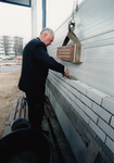 243169 Eerste steenlegging voor de nieuwe brandweerkazerne door Burgemeester P. Mangelmans, 19/02/1997