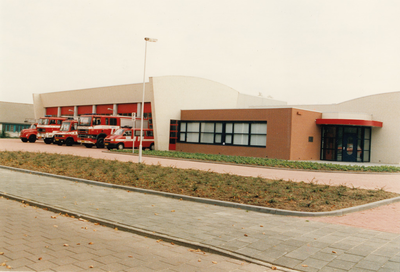 243176 Brandweermaterieel voor de kazerne met v.l.n.r. Daf 629; Mercedes; Daf 635; Magirus; Volkswagen personenbus , 1997