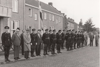 243186 Personeelsleden van de politie ter gelegenheid van de opening van het politiebureau, 1957