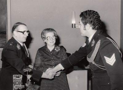 243194 Adjudant Hilgersom ontvangt de felicitaties van de Kruijs bij zijn afscheid van de Rijkspolitie, 30/11/1977