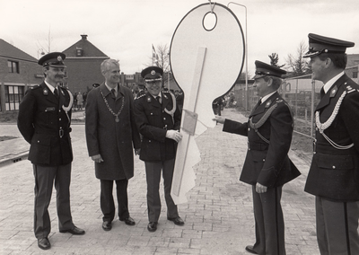 243197 Het overhandigen van de symbolische sleutel van het nieuwe politiebureau, 30/03/1985