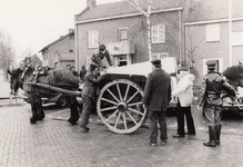 243198 Verhuizing van het politiebureau naar de Lidwinastraat met behulp van een platte boerenkar met paard, 30/03/1985