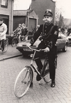 243202 De heer H. Rooijackers als pseudo-politieagent tijdens de verhuizing van het politiebureau, 30/03/1985