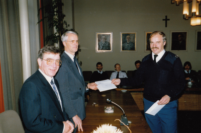 243205 De heer Jan van Berlo overhandigt burgemeester J. de Widt het convernant, 1983 - 1989