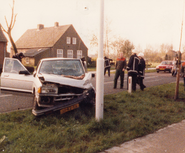 243218 Een ongeval met erbij aanwezig de politie en brandweer, 1989