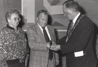243234 J. Stabel ontvangt de gemeentelijke erepenning in brons van burgemeester P. Mangelmans , 27/10/1990