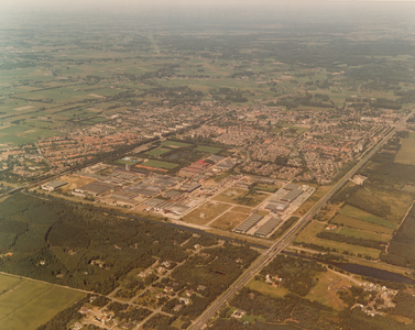 243242 Luchtfoto van links-onder het Villapark, links het Wilhelmina-dorp, in het midden Industrieterrein 't Zand en ...
