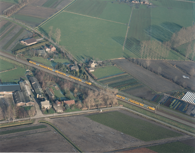 243243 Luchtfoto van Best Noord met onder de Paralelweg en boven de spoorlijn de Spoorweglaan en de Krimpweg, 1991