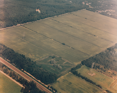 243247 Luchtfoto van de vloeiveldenvan Bata-Best met linksonder spoorlijn Best - Eindhoven, 1985