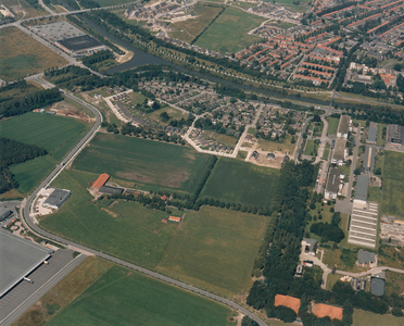 243254 Luchtfoto van zowel het Batadorp als de Batafabrieken en rechts boven het Wilhelminadorp gescheiden door het ...