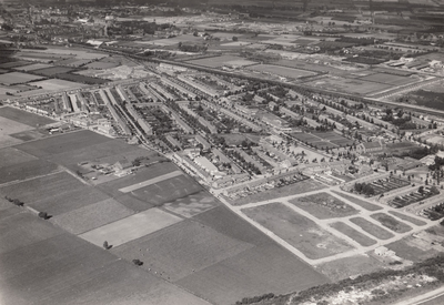 243270 Luchtfoto van het Wilhelminadorp, 1955