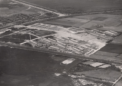 243275 Luchtfoto van de eerste woningen in het Wilhelminadorp, 1948