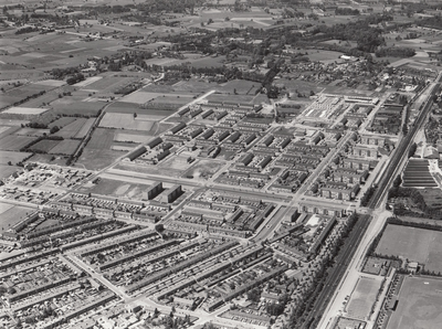 243279 Luchtfoto van de wijken Naastenbest en Wilhelminadorp, 1969