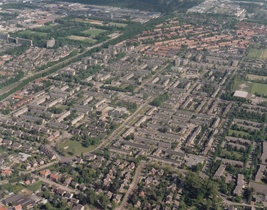 243284 Luchtfoto van de wijken Naastebest en Wilhelminadorp, 1990