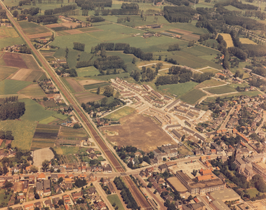 243285 Luchtfoto van de wijk Salderes in aanbouw, 1985