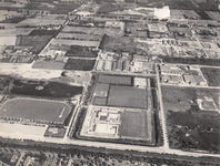 243290 Luchtfoto van Sportpark Leemkuilen met zwembad De Dolfijn en het Industrieterrein 't Zand, 1960