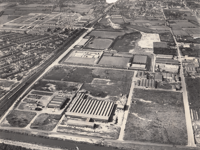 243297 Luchtfoto van Industrieterrein 't Zand, 1962