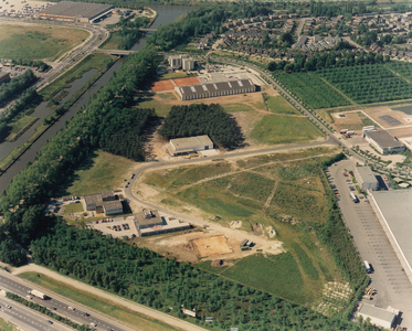 243303 Luchtfoto van Industrieterrein Breeven, 1989