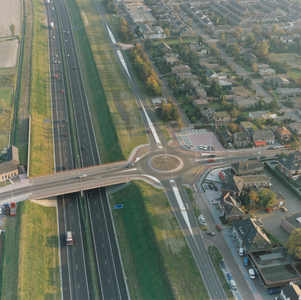 243312 Luchtfoto van viaduct over de verdiepte A-2 en rotonde bij Quatre Bras, 19/10/1993