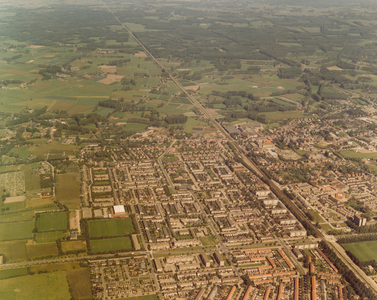 243319 Luchtfoto van het Wilhelminadorp met rechts de wijk Naastenbest, 1978