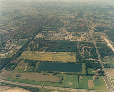 243321 Luchtfoto van het golfterrein met Koekoeksbos, 1990