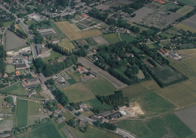 243329 Luchtfoto van de wijken Aarle en Heikant, 1989
