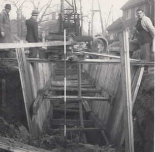 243335 Wegwerkzaamheden : het maken van bekisting voor de riolering , 1957