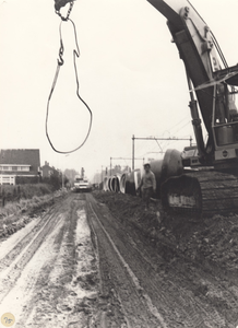 243337 Wegwerkzaamheden : het aanleggen van riolering, 1957