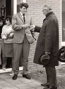 243391 Waarnemend Burgemeester G. van Kemenade overhandigt de sleutel aan de bewoner van de 1000 ste IBC-woning, 20/05/1967