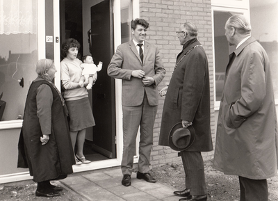 243392 Waarnemend Burgemeester G. van Kemenade in gesprek met de bewoner van de 1000 ste IBC-woning, 20/05/1967