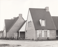 243397 Het bouwen van huizen in het Wilhelminadorp, 1984