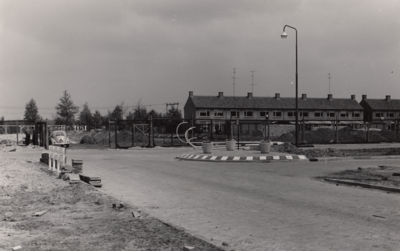 243403 Wegwerkzaamheden : het bestraten van het kruispunt Willem de Zwijgerweg / Kon. Julianaweg, 1963
