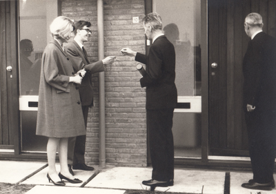 243418 Overhandigen van de sleutel door Burgemeester J. de Leeuw aan de eerste bewoner, 04/1969