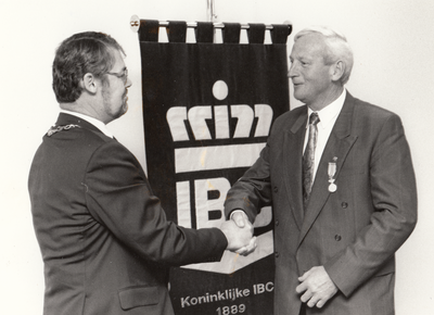 243507 De heer Ad van Roy ontvangt een koninklijke onderscheiding uit handen van loco-burgemeester Jan van Beerendonk, 1989
