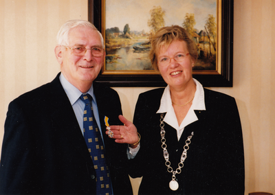 243521 De heer Wiet Gilsing ontvangt een koninklijke onderscheiding uit handen van Burgemeester Letty Demmers-van de ...