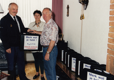 243540 Politieagent Jan van Berlo overhandigt het koffertje van de actie Merk wat je hebt , 1995