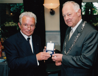 243550 Notaris R. von Berg ontvangt de gemeentelijke Erepenning uit handen van Burgemeester P. Mangelmans, 26/052000