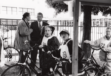 243636 Het geven van het startsein voor het verkeersexamen door wethouder Jan van Beerendonk, 1988